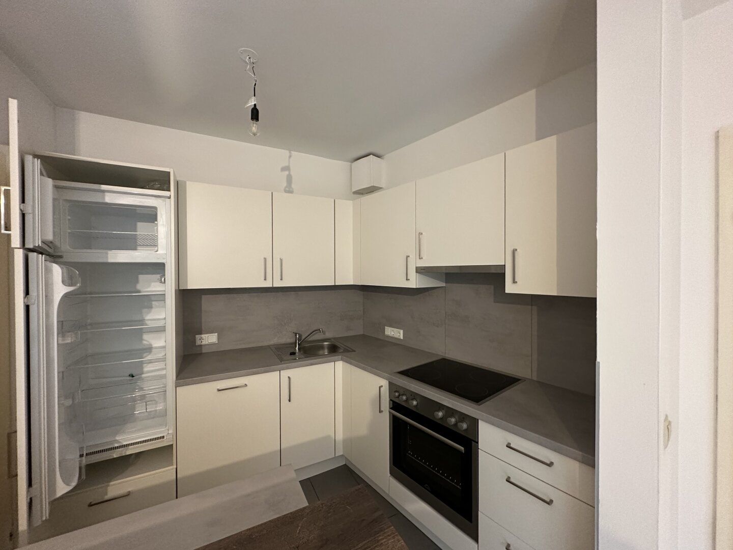 KARLSPLATZ IS CALLING: ruhige 2 Zimmer-Wohnung mit Gemeinschaftsdachterrasse! – pohled 4