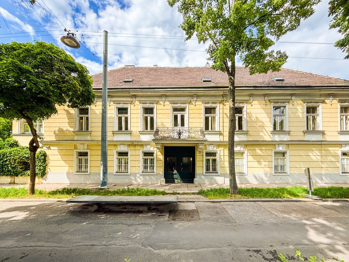 Elegante Wohnung in historischer Villa mit Dachterrasse und Blick ins Grüne