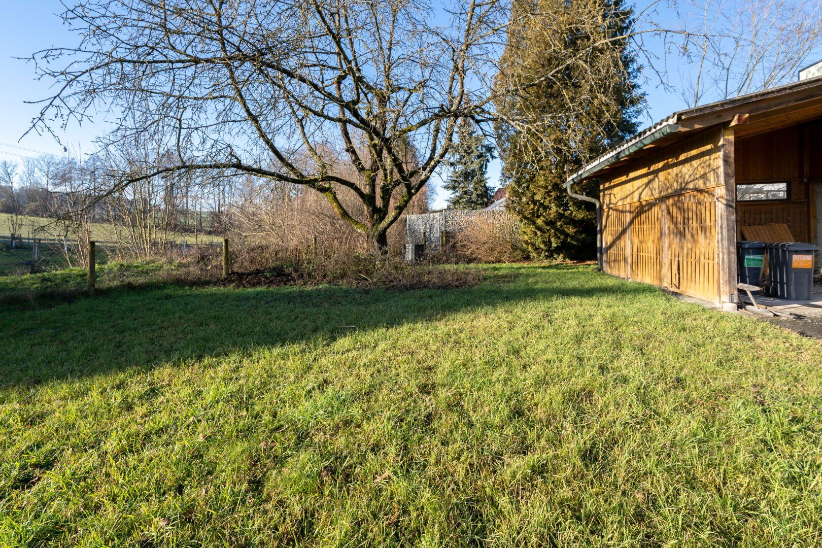 Zweifamilienhaus mit Charme: 6 Zimmer, weitläufiges Grundstück mit Bach, Carport & Garage in Schwertberg