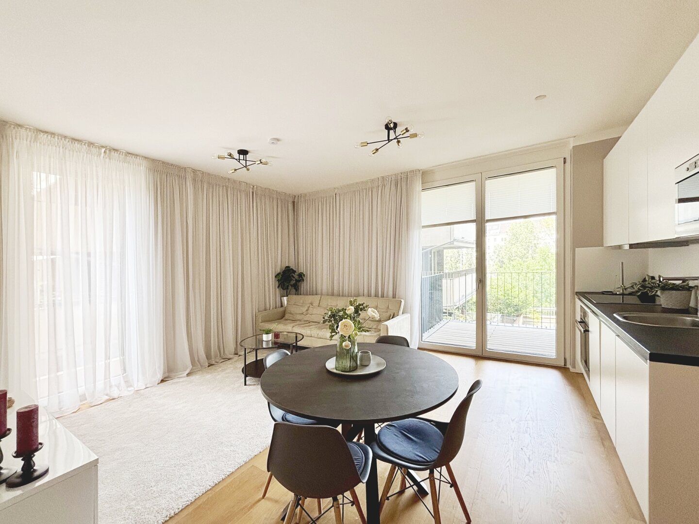 Einfach gleich einziehen!!!! Tolle 2 Zimmer Wohnung mit großer Terrasse und Blick zum Donaukanal - komplett möbliert
