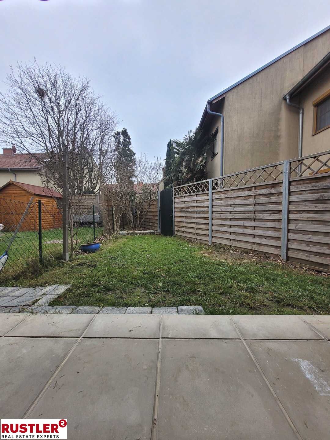 Großzügige Gartenwohnung mit KFZ Stellplatz und Loggia