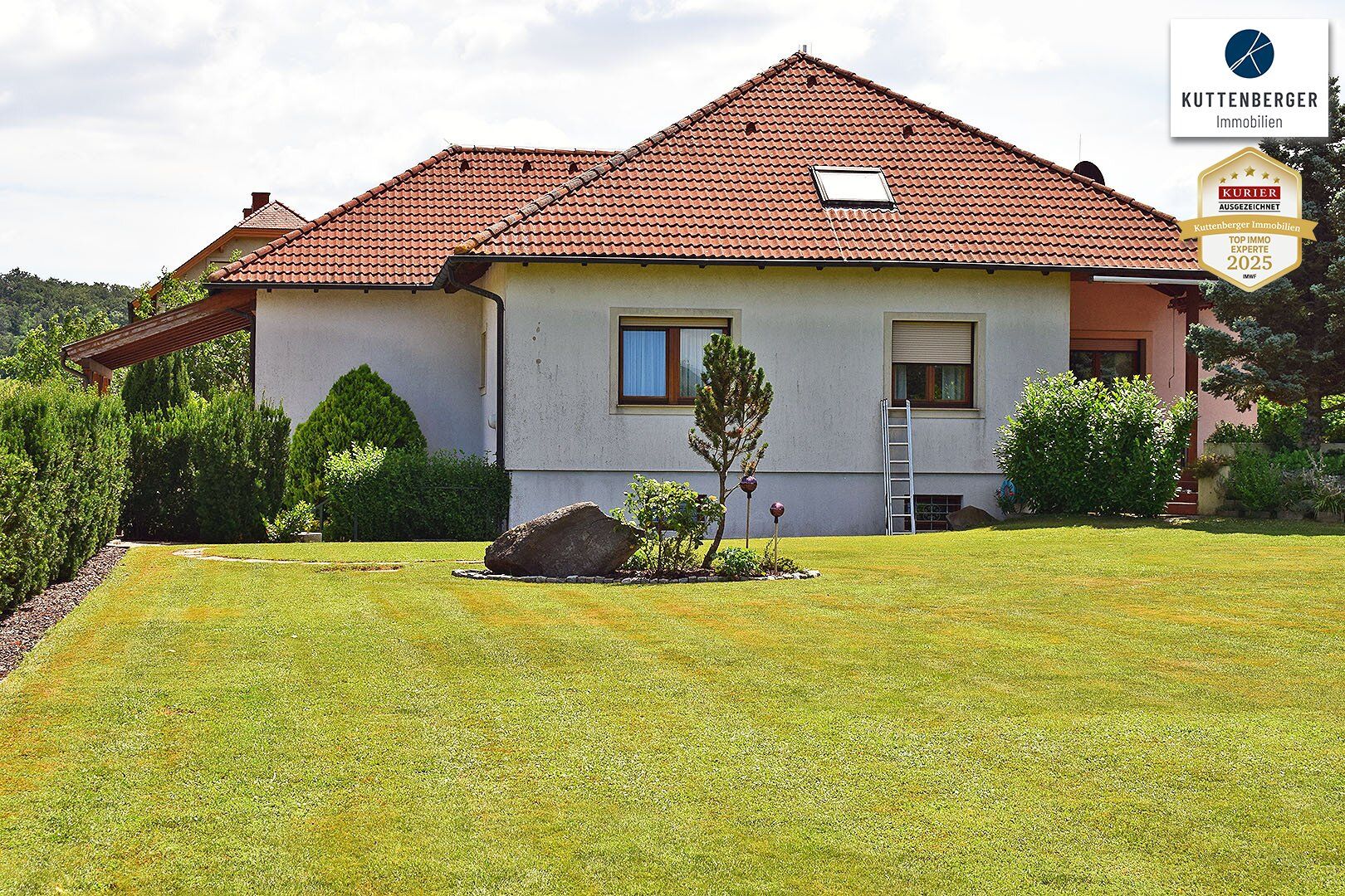 Top gepflegter Bungalow mit riesengroßem, ebenen Garten!