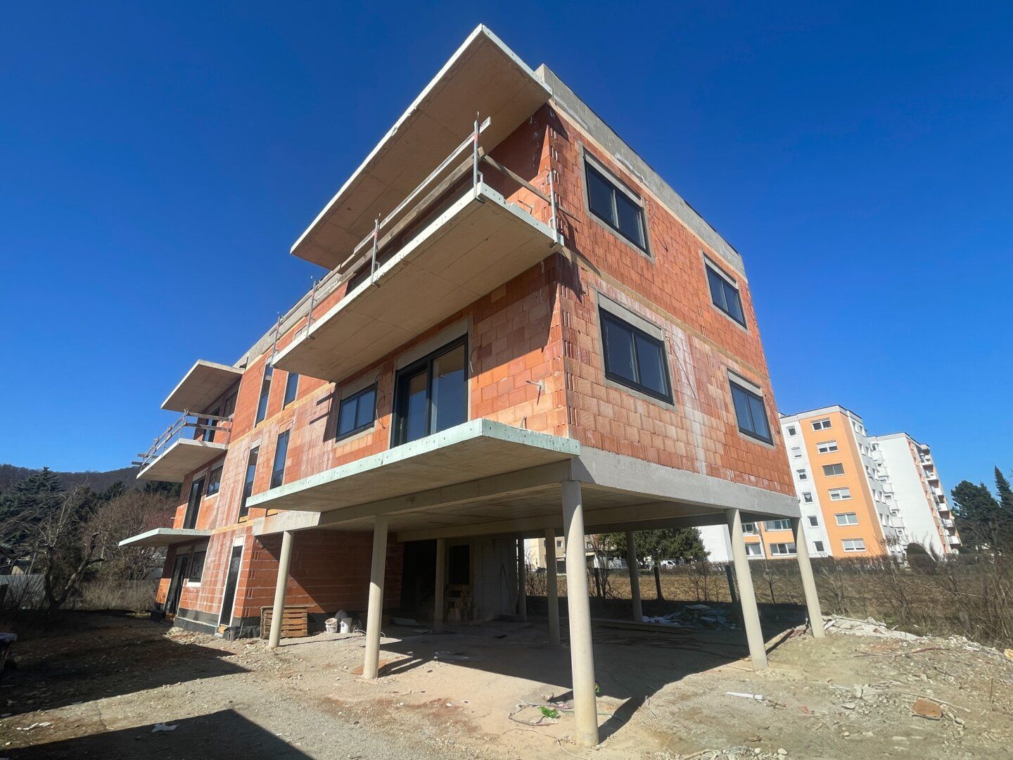 Letzte Einheit: Sonnige Penthouse Neubauwohnung mit großem Balkon und Parkplatz!