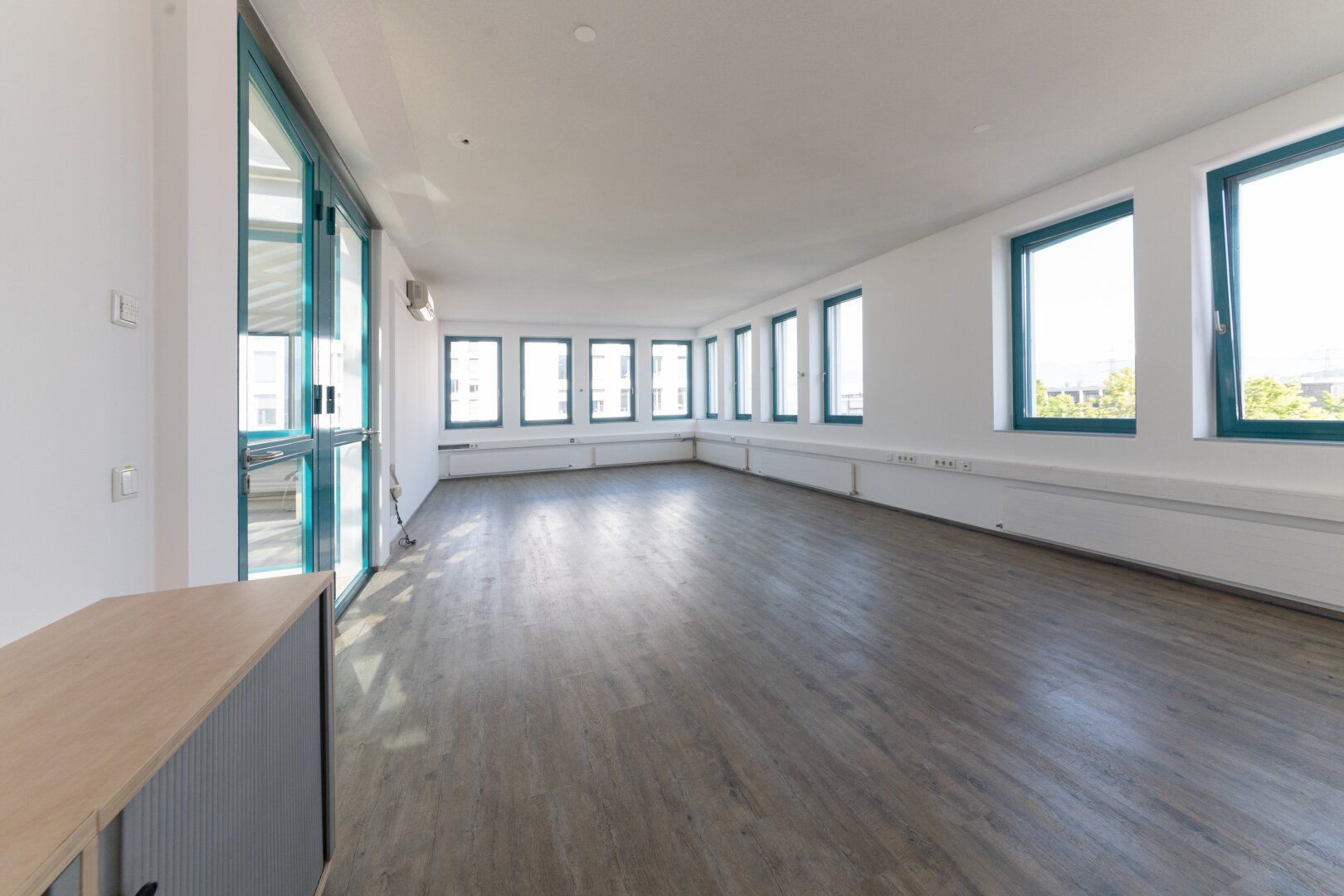 Modernes Büro (46 m²) an der Bundesstraße in Klaus - Perfekte Lage für dein Unternehmen! - Ansicht 3