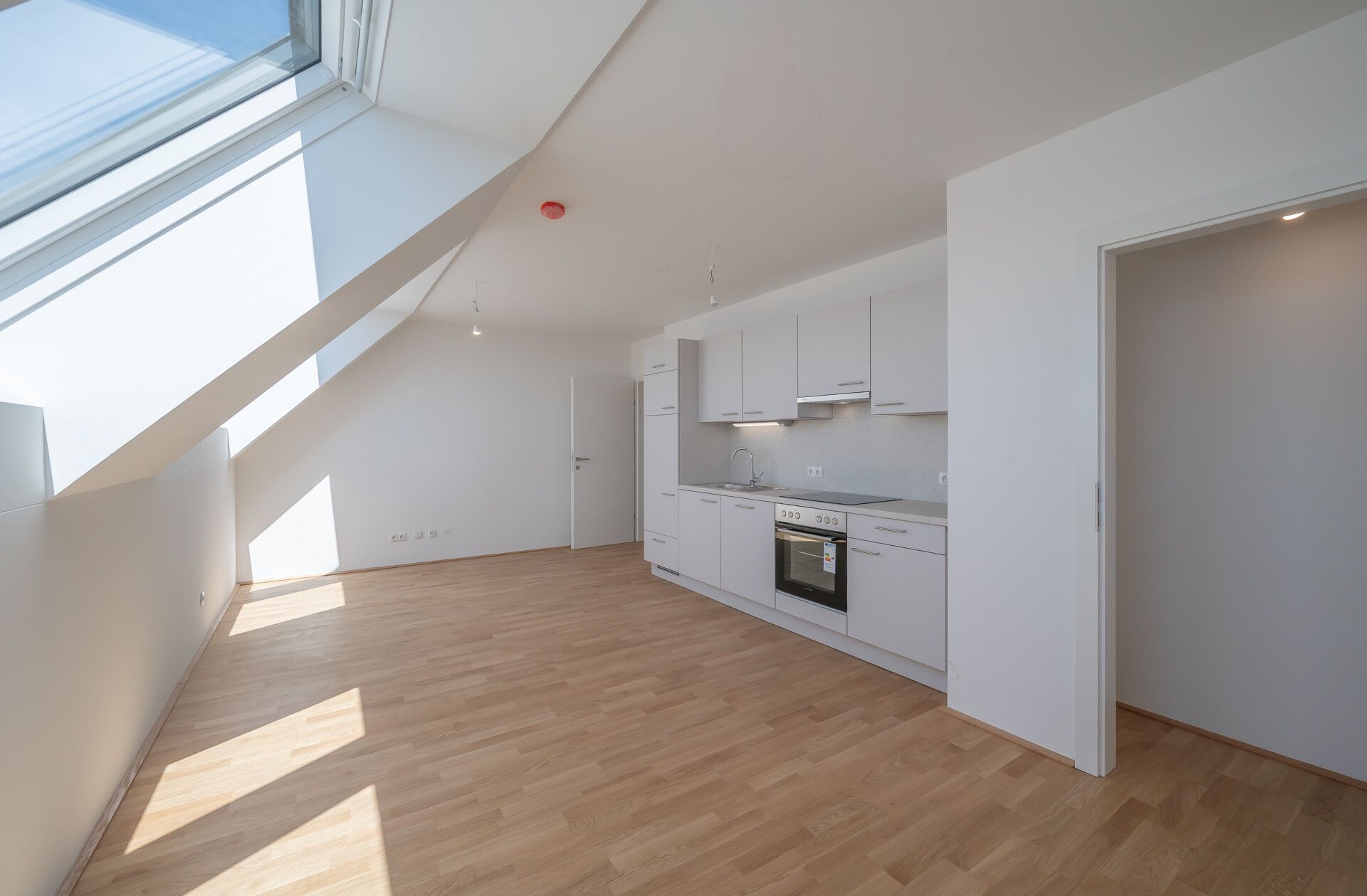 Erstbezug: Sonnige, klimatisierte Zwei-Zimmer-Dachgeschoßwohnung - sofort verfügbar - zu mieten in 1170 Wien