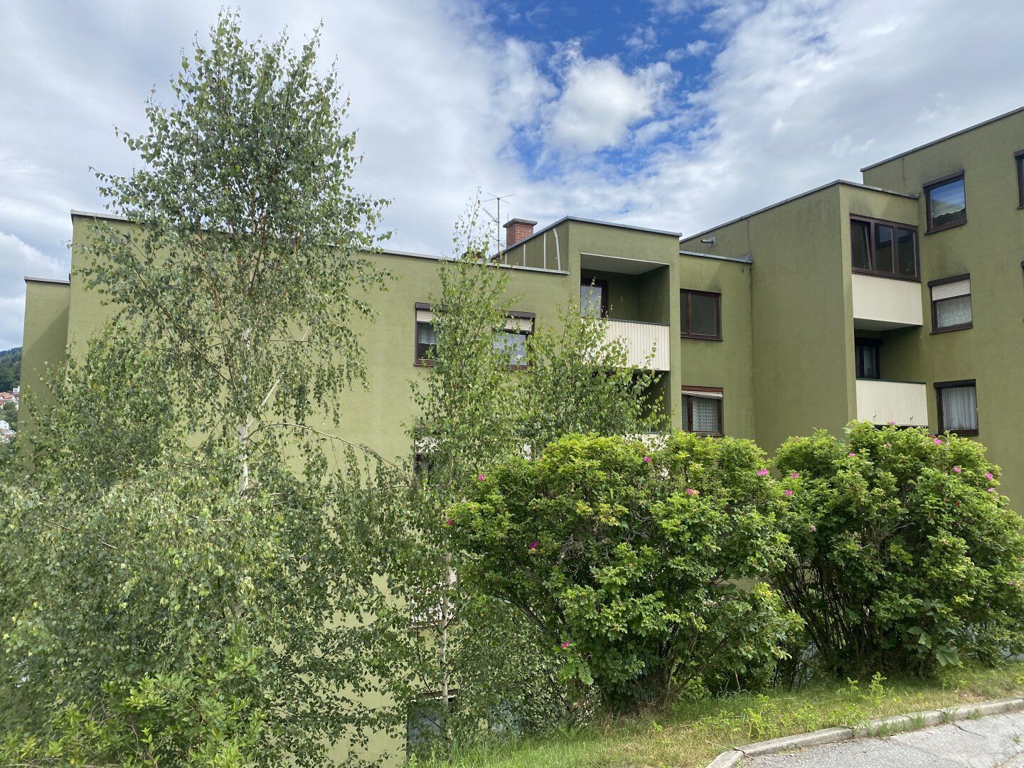 Mürzzuschlag: Willkommen in Ihrem neuen Zuhause mit Ausblick ins Grüne! Gut aufgeteilte 3 Zimmer Wohnung mit Loggia und Garage!