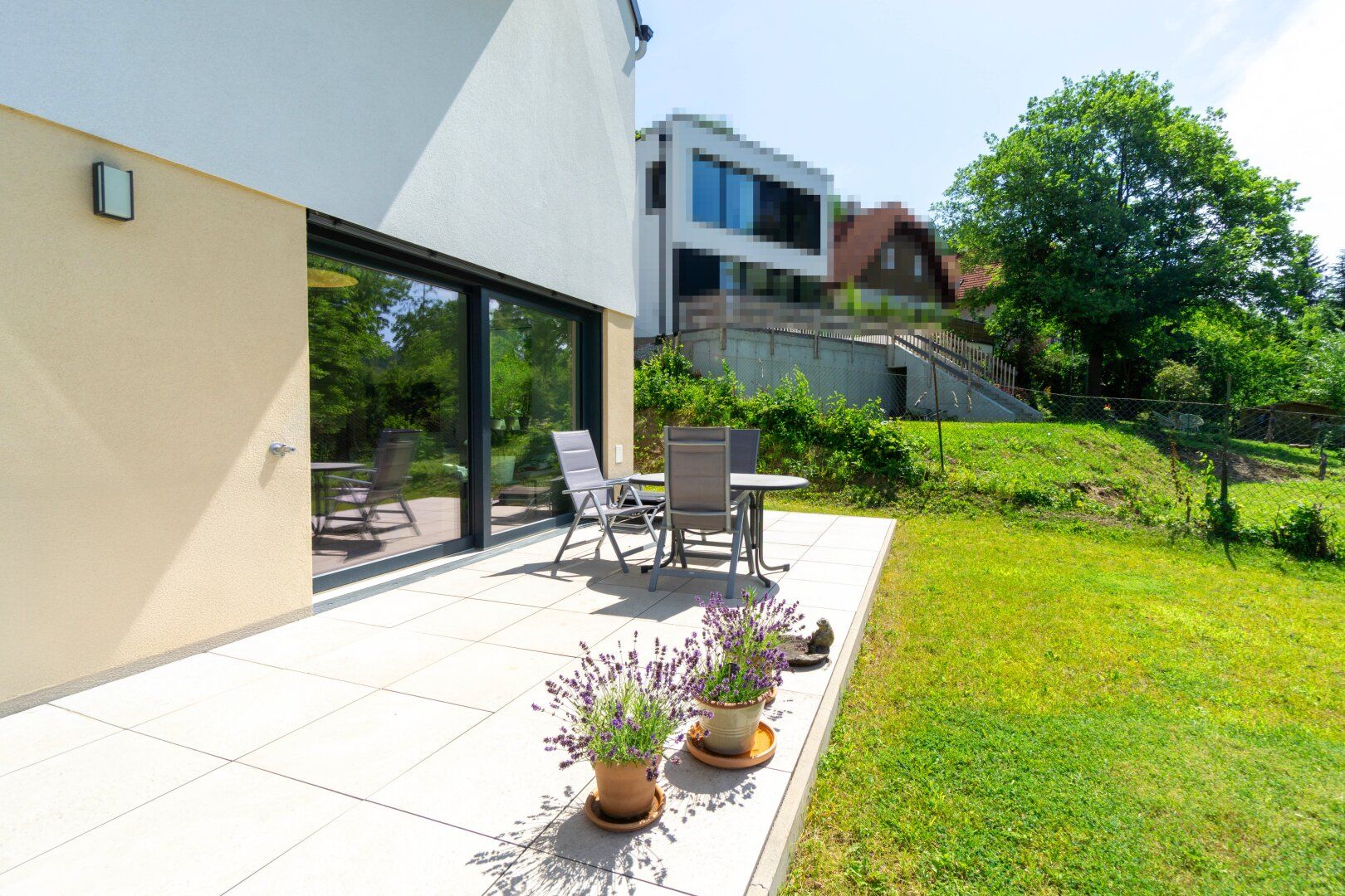Design trifft Natur: stylische Garten-Maisonettewohnung mit traumhafter Aussicht
