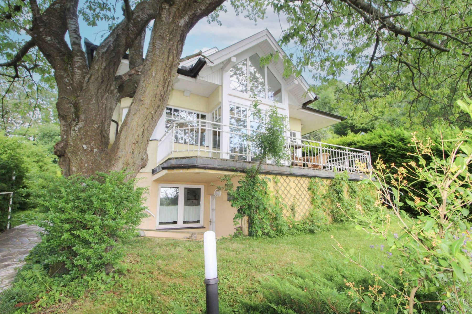 Schönes Einfamilienhaus mit großem Garten, Pool und Sauna mit traumhaftem Ausblick