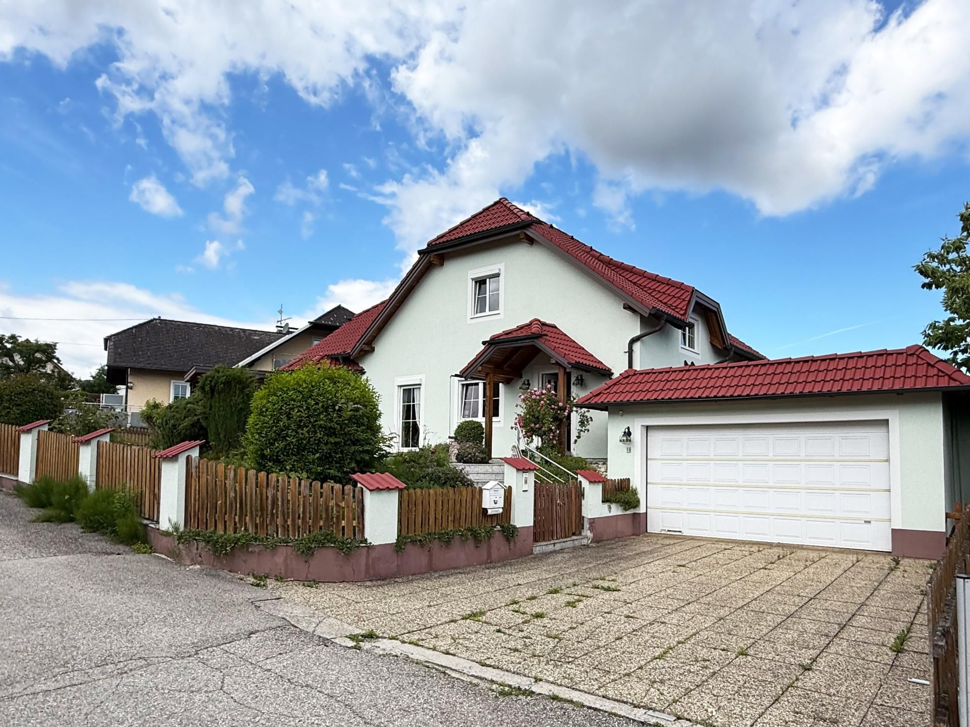 Landsitz in unmittelbarer Nähe zu Steyr mit großem Garten, Pool, Doppelgarage und Carport