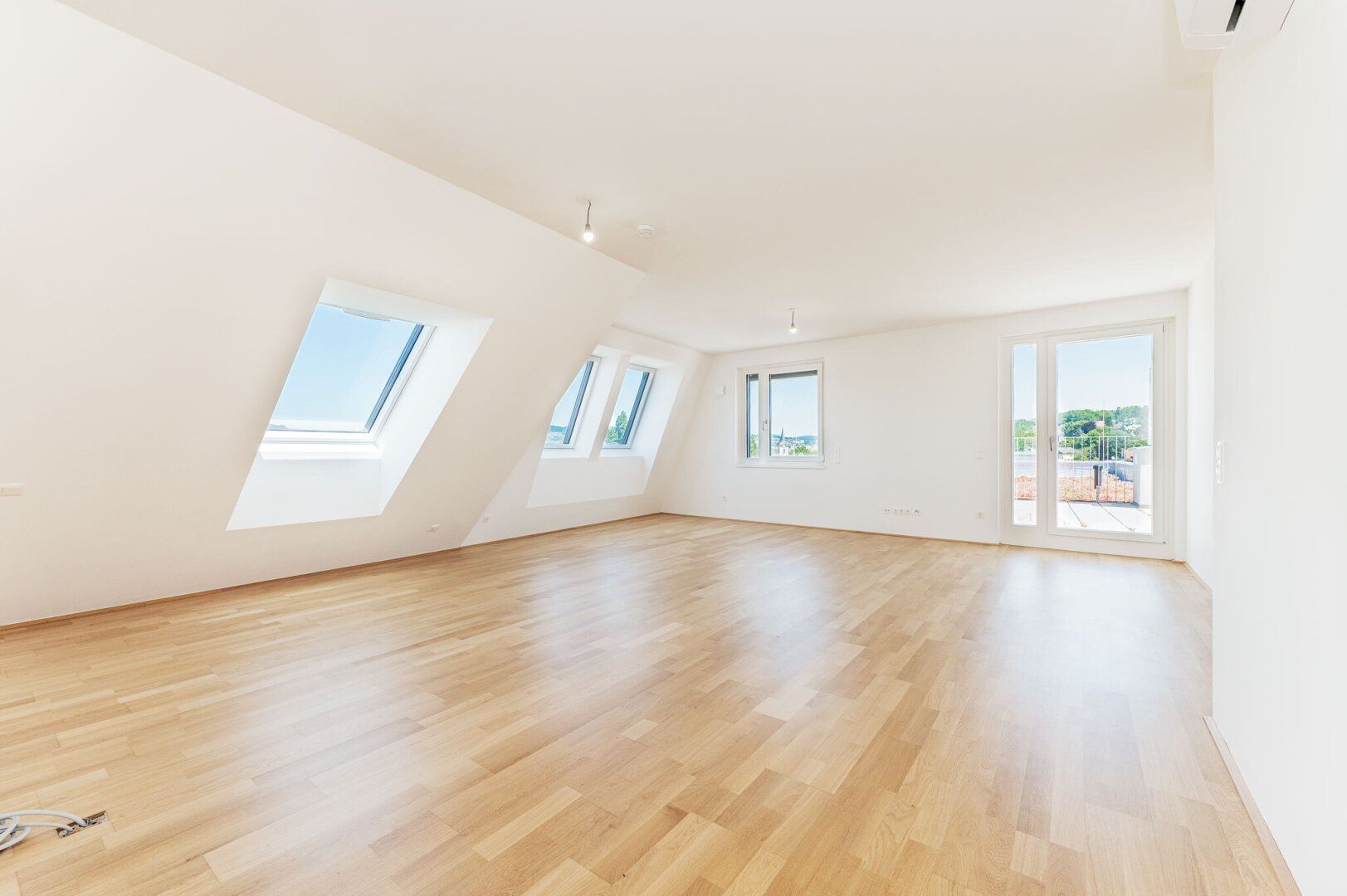 Erstbezug ab Oktober! Grandiose 4-Zimmer-Terrassenwohnung inkl. Parkplatz in Hietzing zu vermieten!