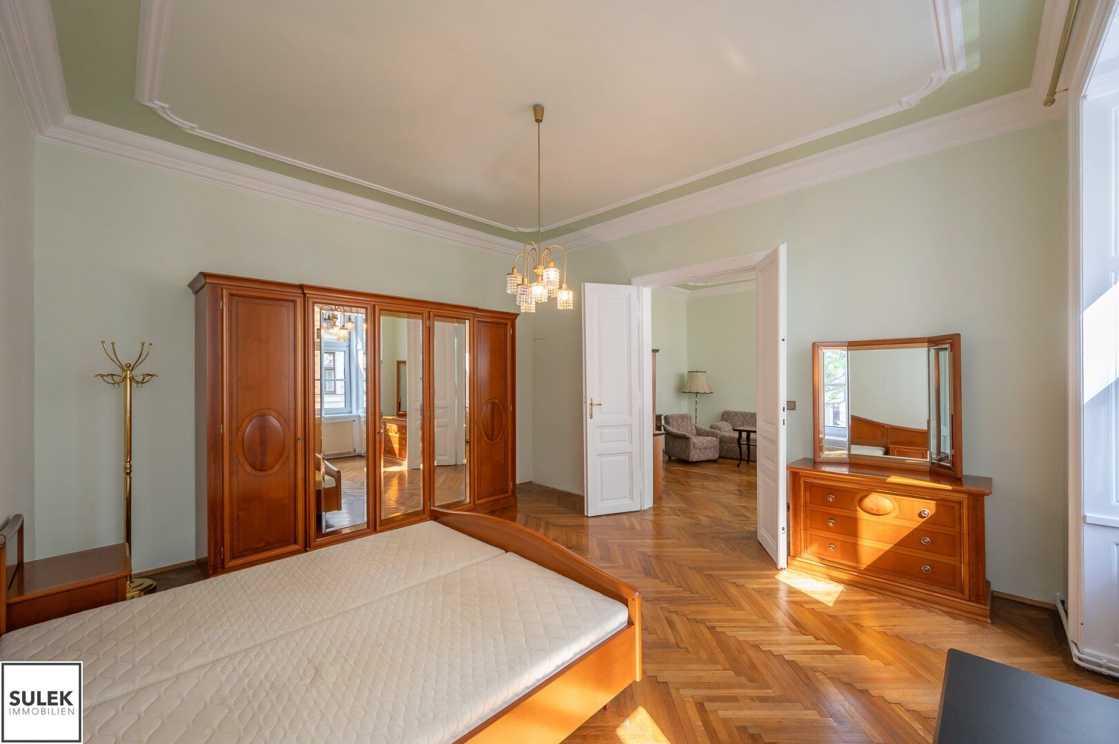ab 1.11.2025: möblierte 2-Zimmer-Altbau-Wohnung (furnited one bedroom apartment) in zentraler & ruhiger Lage