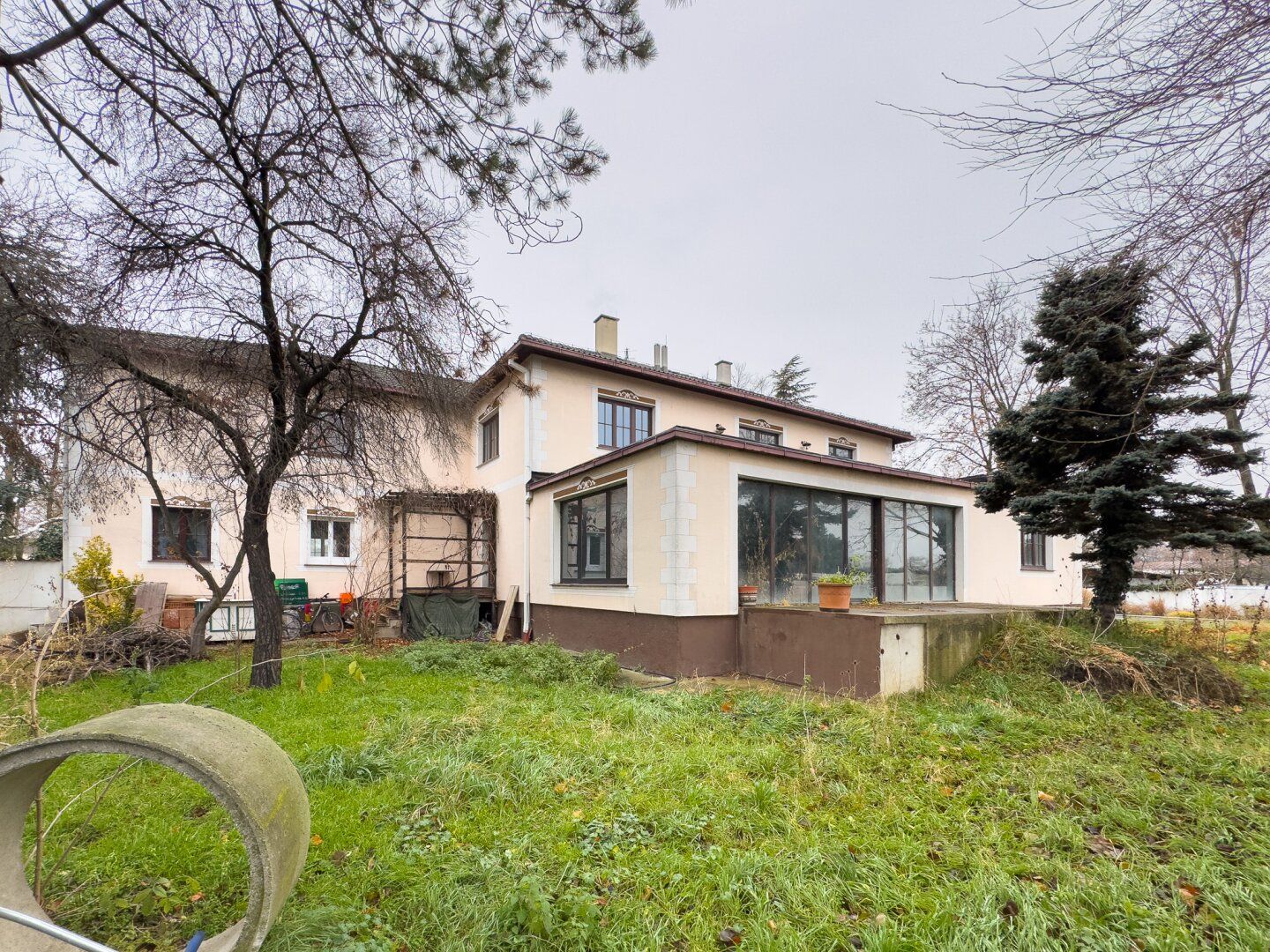 VILLA IN GRÜNLAGE - teilrenoviert