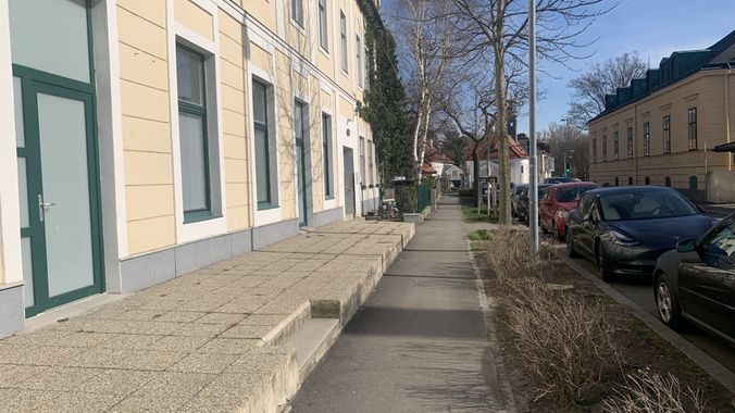 Vor dem Geschäft