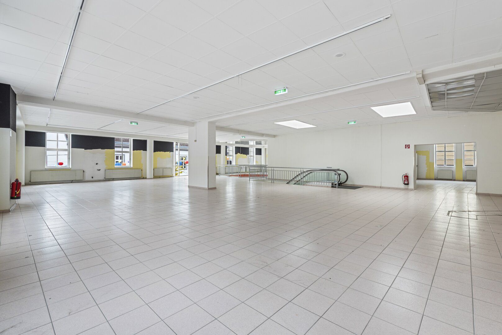 Mach diesen außergewöhnlichen Ort zu deinem! Großzügige Fläche in Bestlage von Wiener Neustadt | Zwei Etagen | Rolltreppe und Lift - Ansicht 5