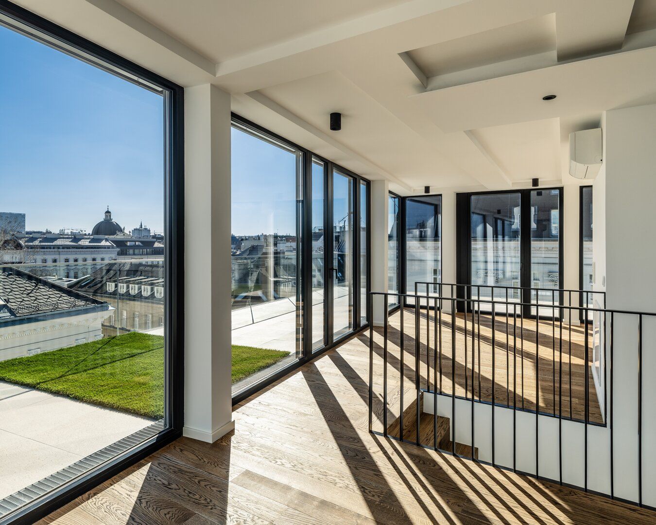 Lichtdurchflutete Dachgeschoß-Terrassenwohnung mit Rundumverglasung