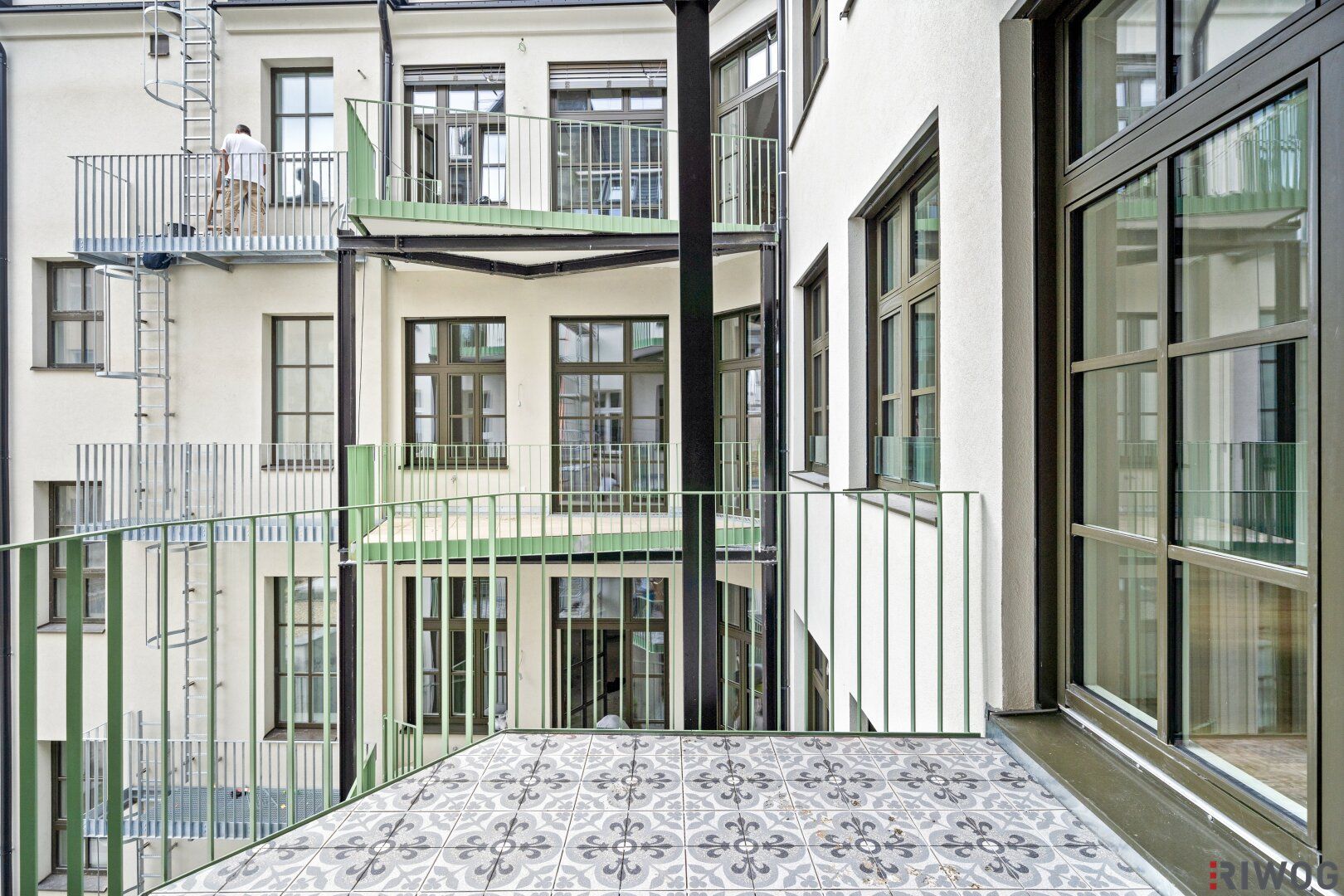 Traumhaft Helle 4-Zimmer-Wohnung mit Balkon und Luxus Ausstattung im einem der schönsten Jugendstil Häuser