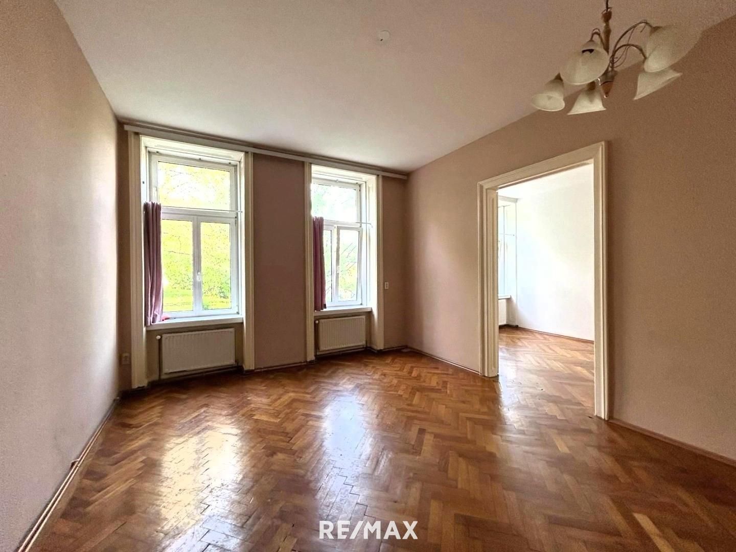 renovierungsbedürftige 3,5 Zimmer Wohnung im 1. Stock