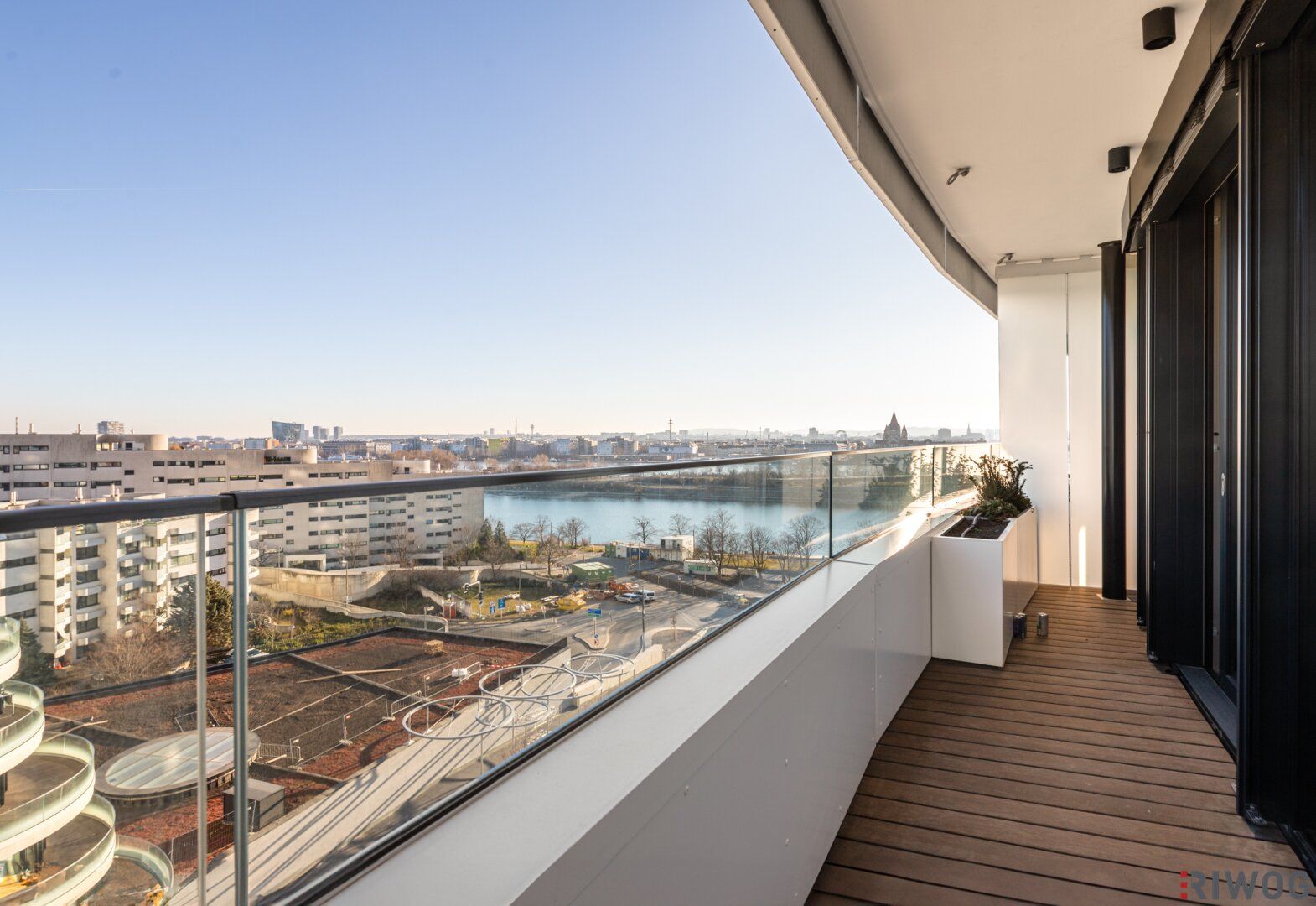 DANUBE FLATS II SEITLICHER BLICK RICHTUNG DONAU und INNERE STADT II ca. 13m² BALKON II 7. STOCK II ERSTBEZUG II GARAGENPLATZ II IDEAL ALS INVESTMENT