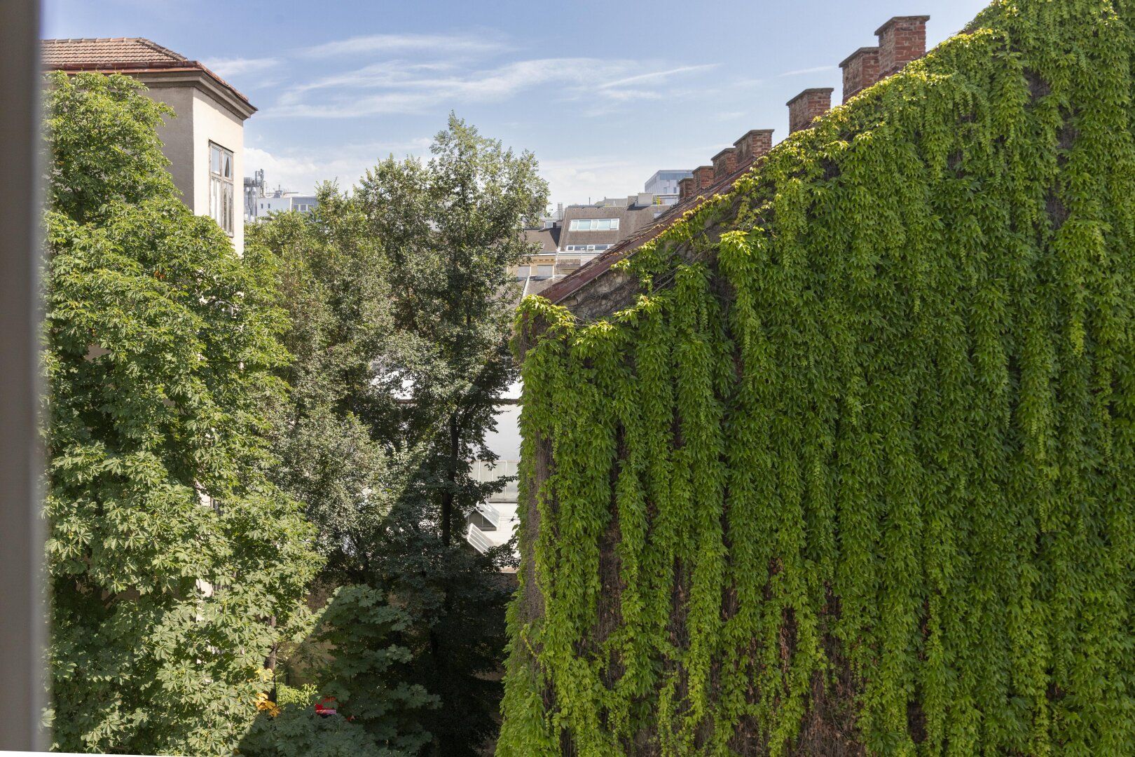 Altbaujuwel mit Potenzial - 106 m² im 5. Liftstock mit Balkon und Blick ins Grüne