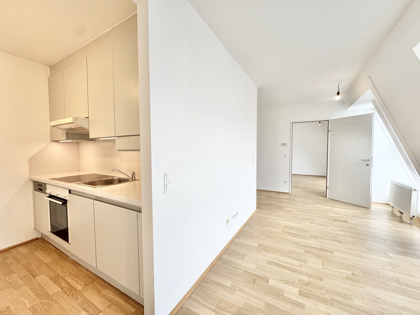 Helle 2 Zimmer im DG | Nächst Reumannplatz | Optionale Garage