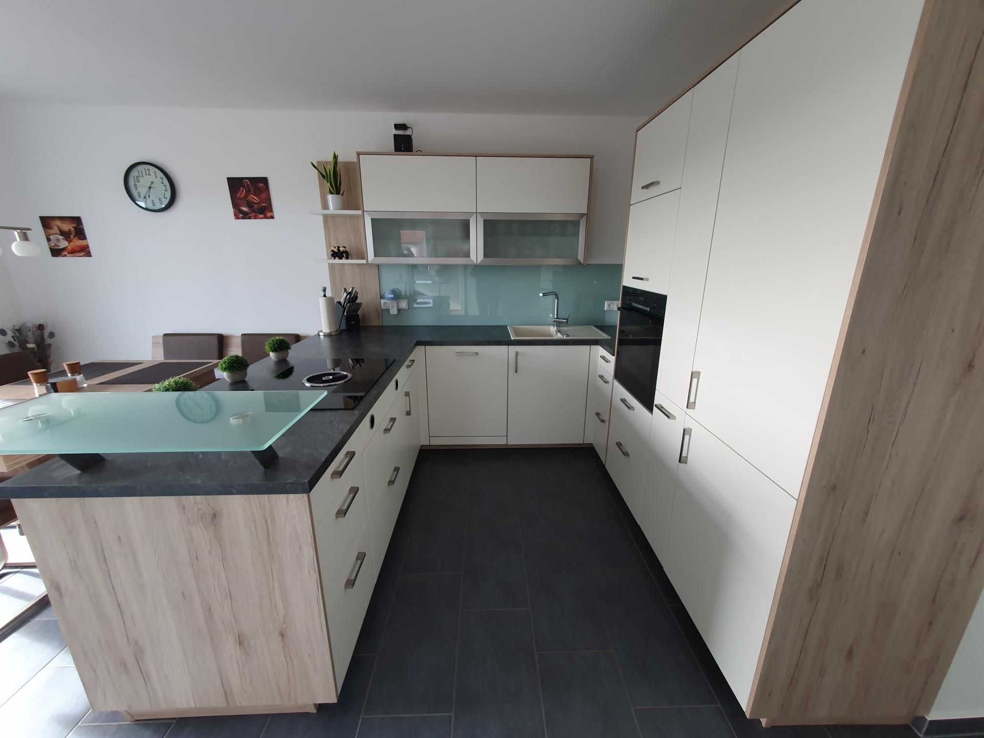 Koffer packen und einziehen! 3-Zimmer Wohnung - Carport + PKW-Stellplatz!