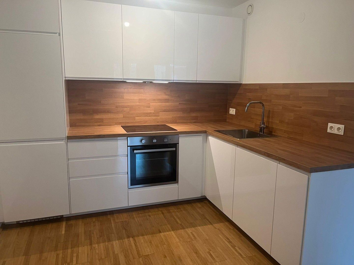 Helle und ruhige 3-Zimmer-Wohnung, 66 m2 mit Veranda, 1. Lift-Stock - neue und hochwertige Küche