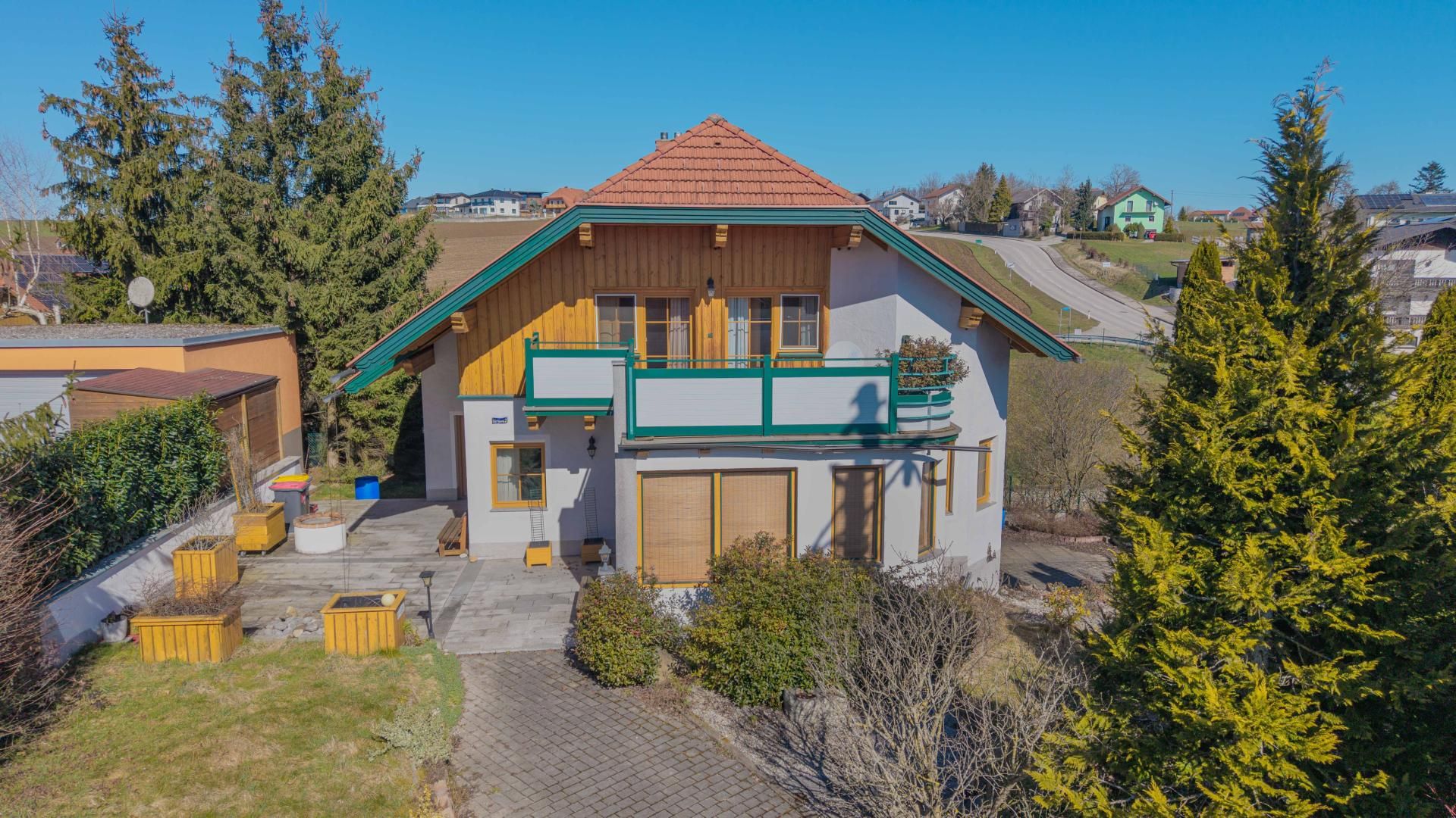 Einziehen und wohlfühlen - Massiv gebautes Einfamilienhaus mit Garten