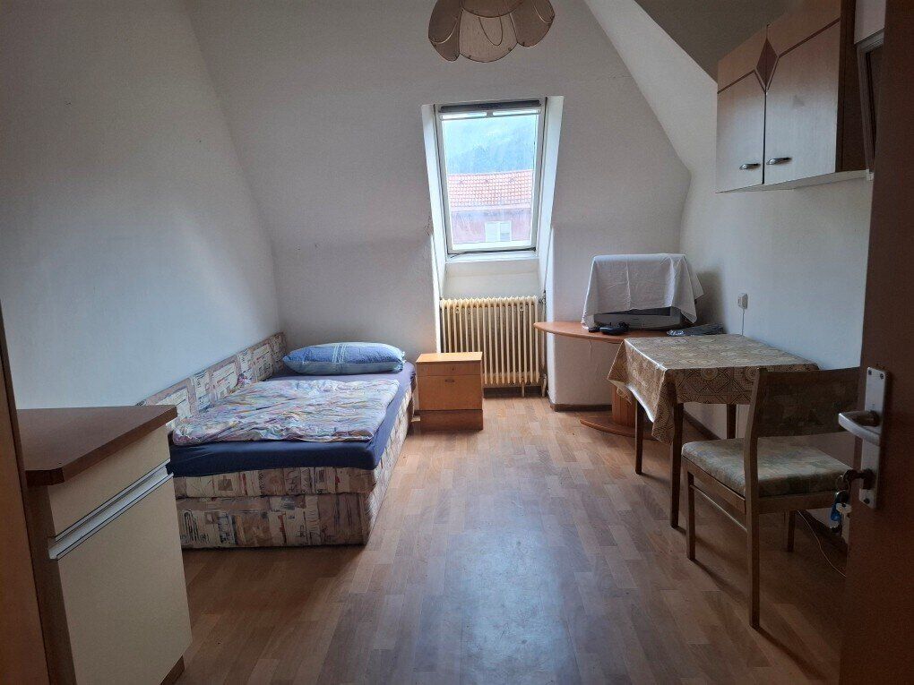 Ein teilmöbliertes Zimmer mit Gemeinschafts-küche, Bad und Toilette in Bruck/Mur zu mieten !
