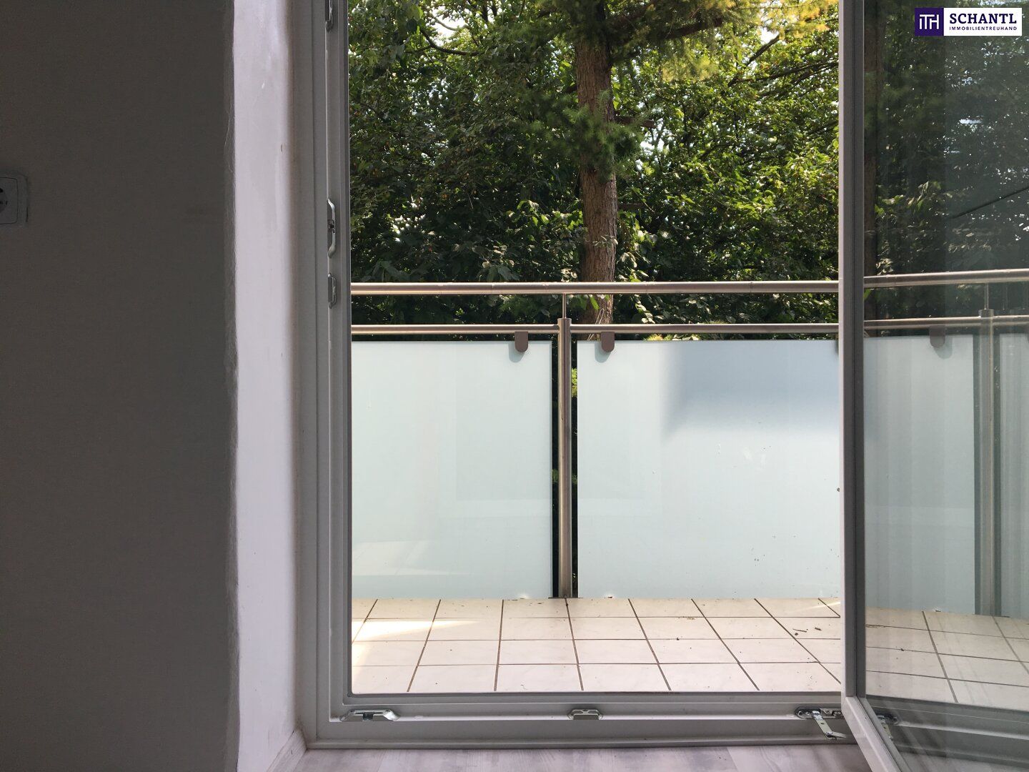 TOP GELEGENHEIT! LICHTDURCHFLUTETE STADTWOHNUNG mit Altbauflair + Innenhofbalkon + 3,2m Raumhöhe + Haltestelle vor der Tür!