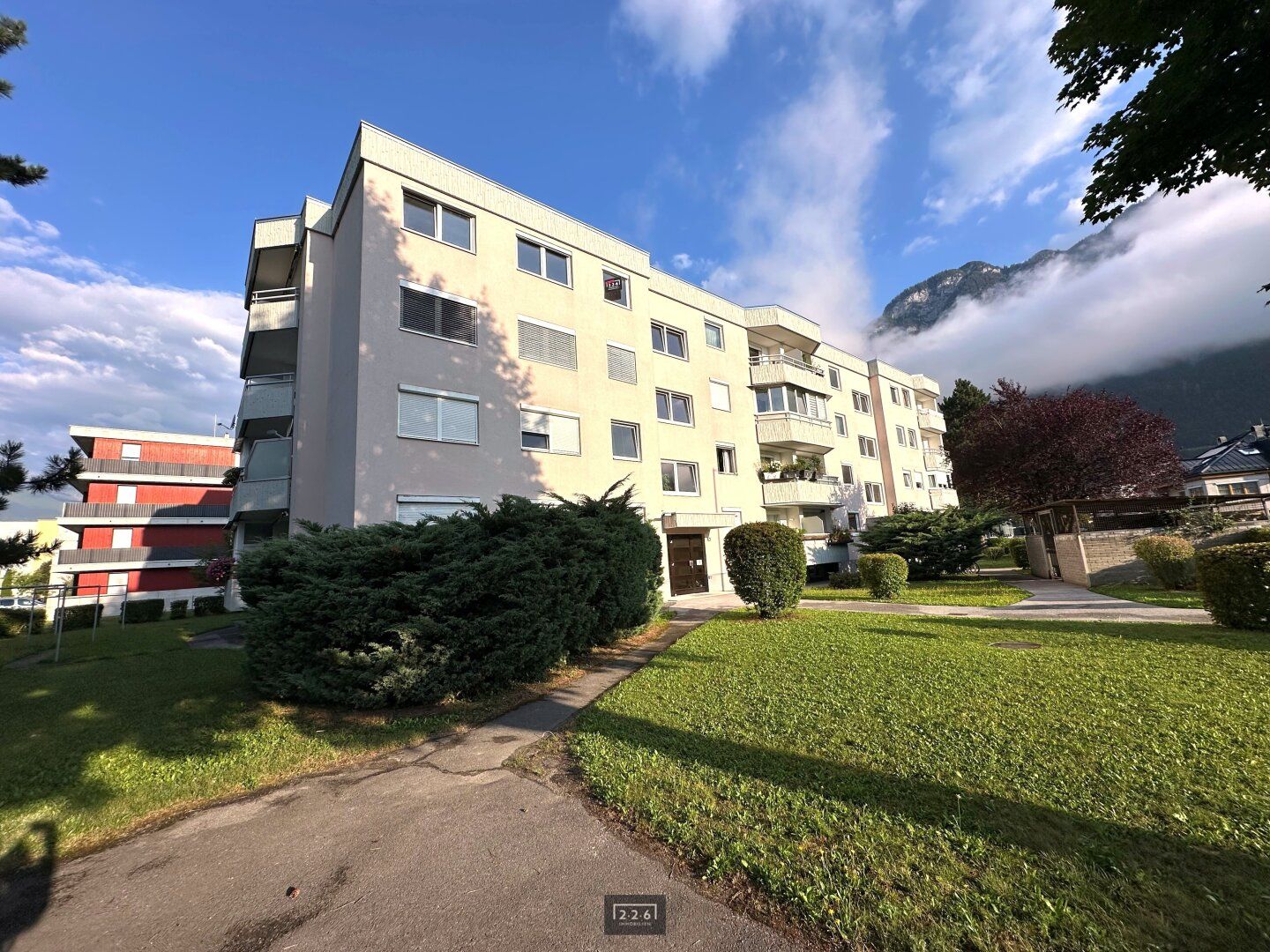226 Immobilien: Sanierungsbedürftige 3-Zimmer-Whg. + separate Küche und Westloggia in VÖLS