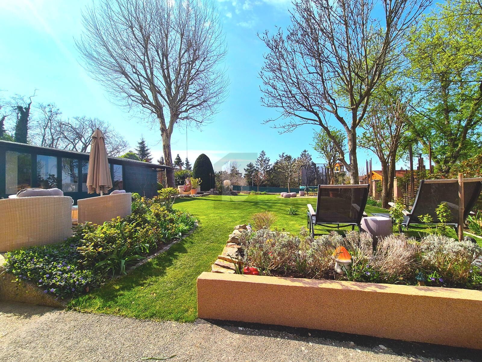ZEITLOSE ELEGANZ MIT TRAUMHAFTEM GARTEN!