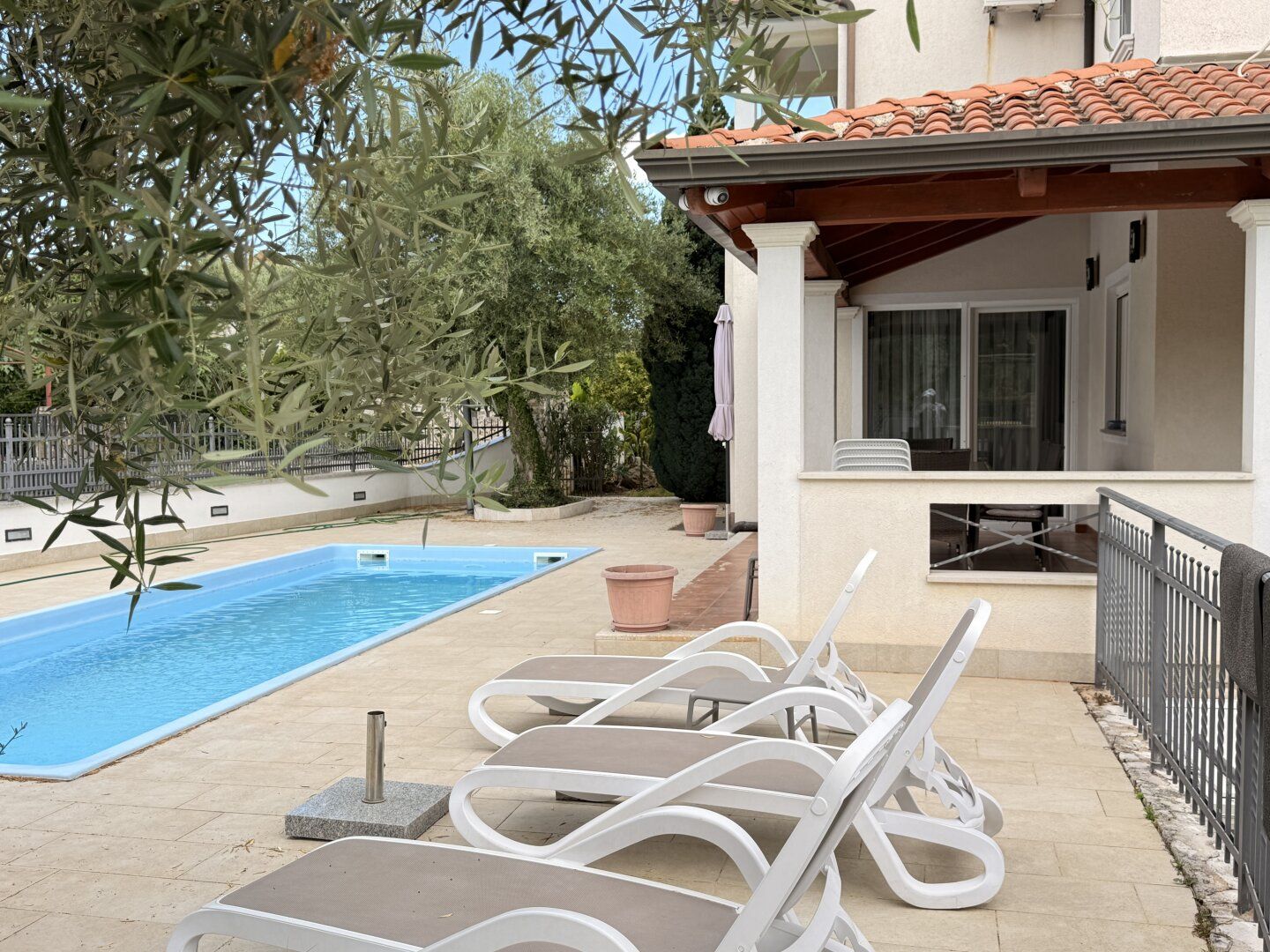 Großzügiges Apartmenthaus in Poreč mit Garten, Solar, 11 Zimmern & 3 Terrassen! - Ansicht 2