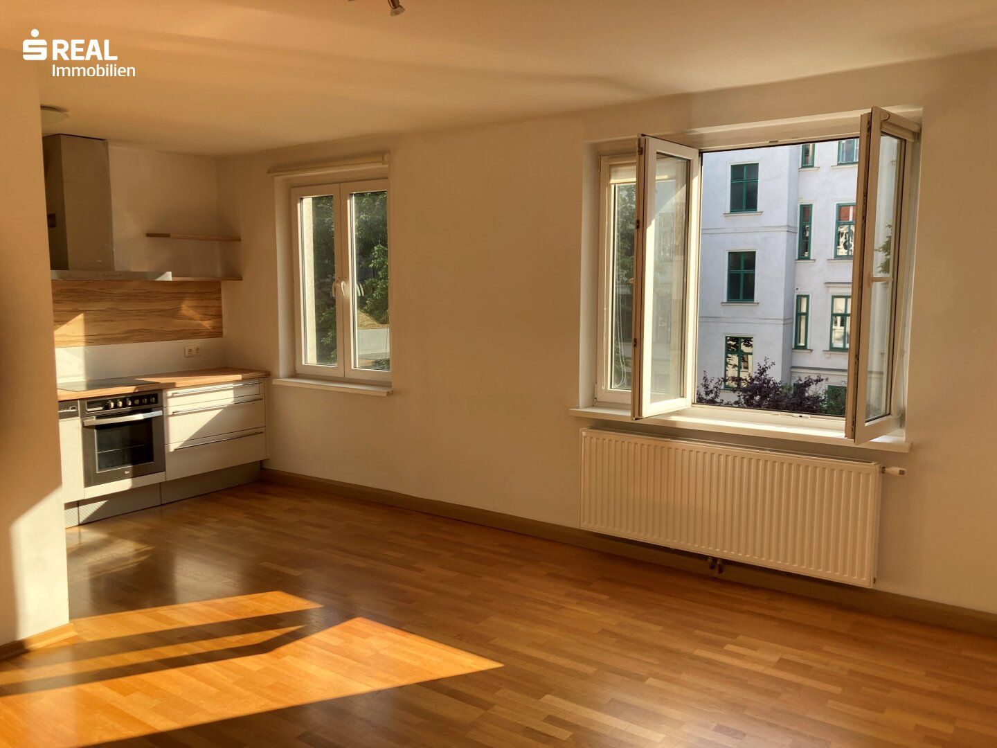 Sunshine and green view - Sensational location near Naschmarkt - U4/Kettenbrückengasse - Perfect 3-room apartment - 3rd Floor