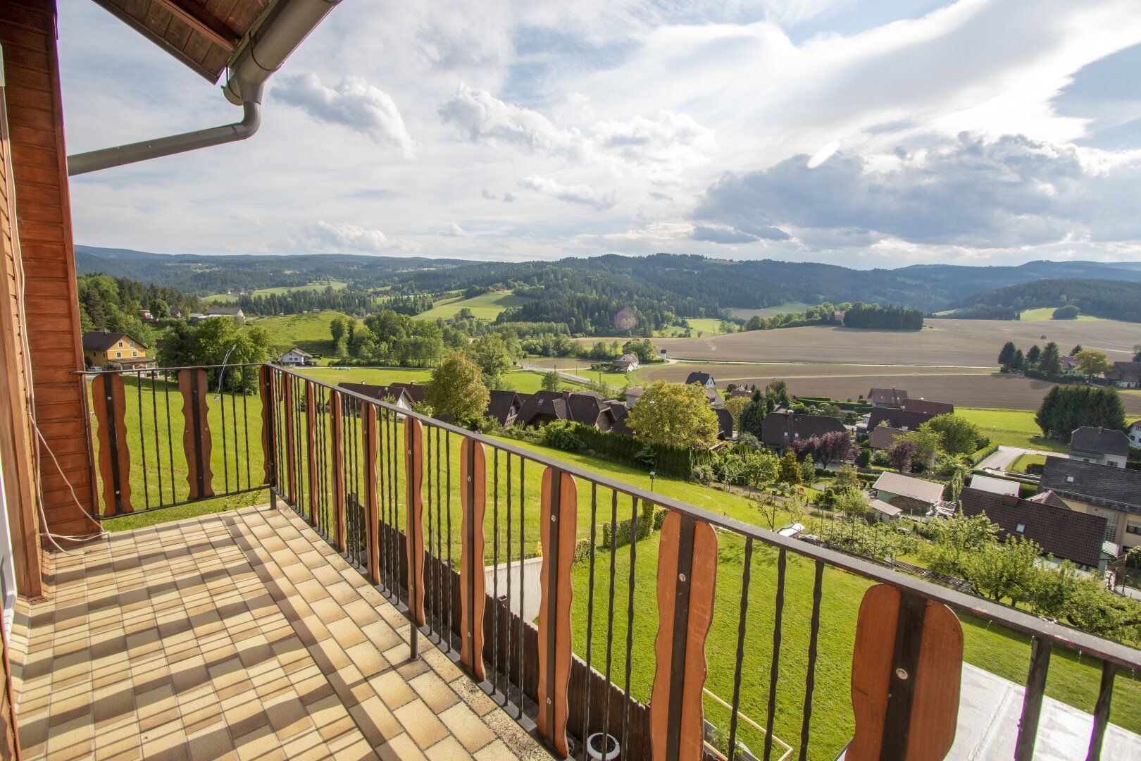 Ruhiges Zweifamilienhaus mit traumhafter Aussicht!