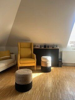 Schlossbergblick hat die wunderschöne 3-Zimmer-Dachgeschosswohnung - lichtdurchflutet, gepflegt mit Klimaanlage und Wohnküche von Tischlerhand!