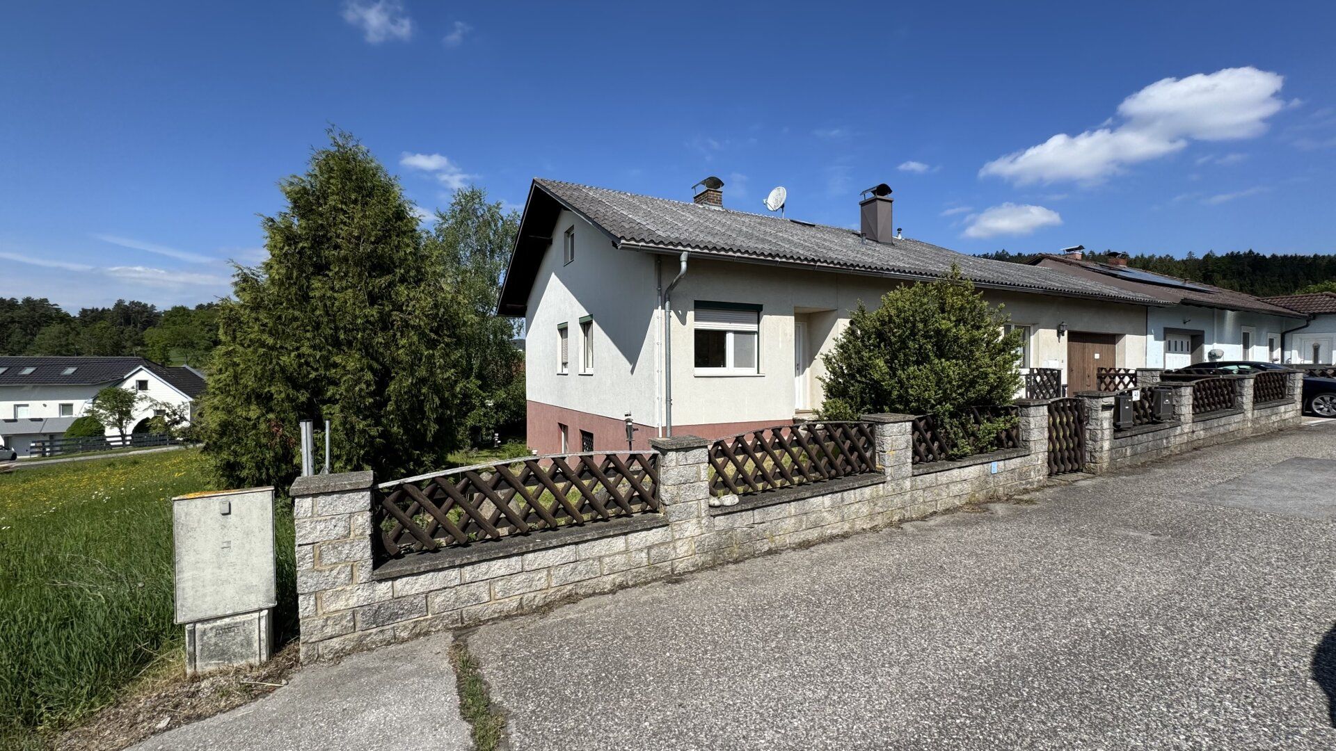 MEHRFAMILIENHAUS IN SONNIGER LAGE MIT BLICK IN DIE ALPEN UND SEHR VIEL POTENTIAL