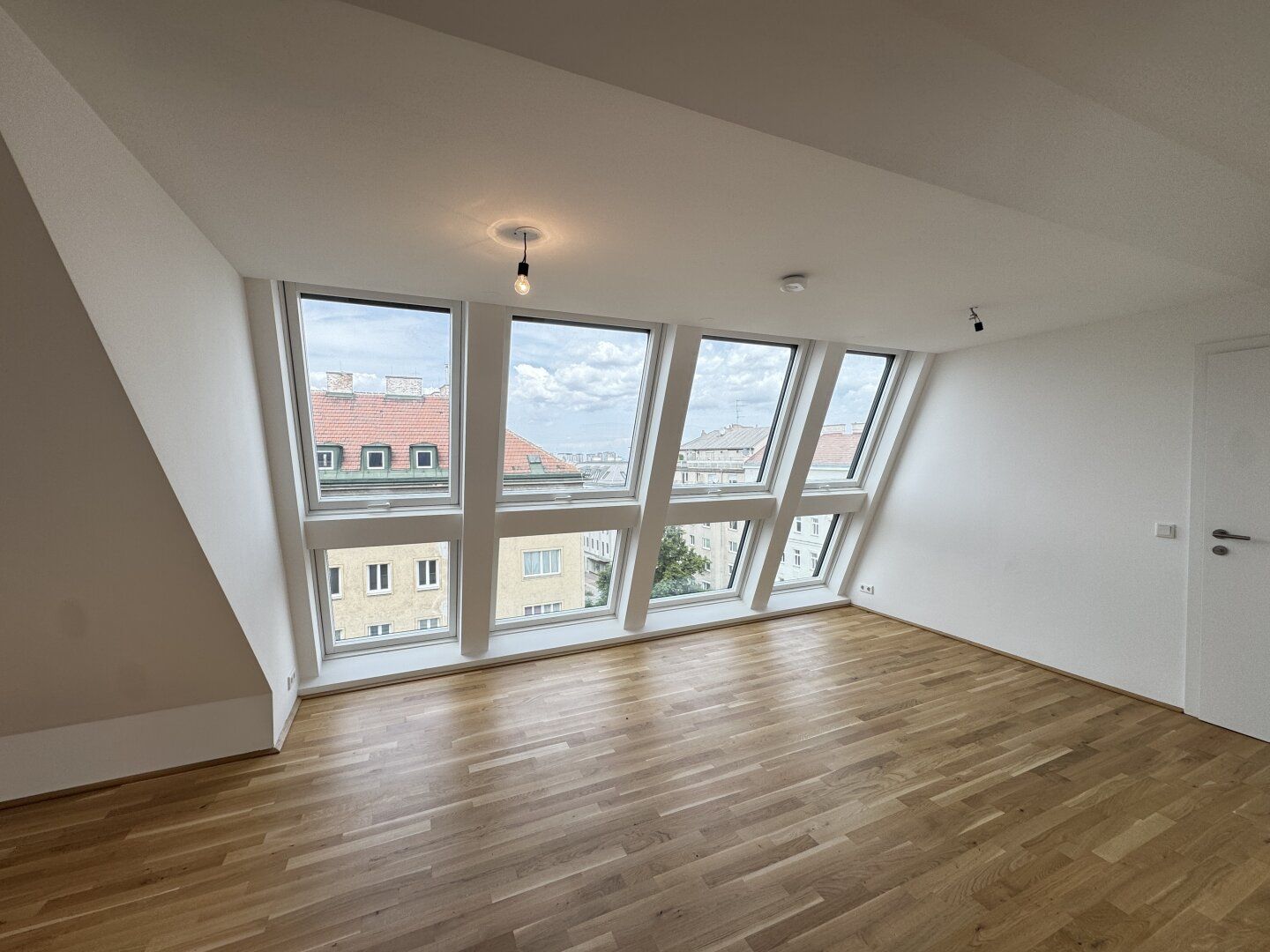 Charmante Dachgeschoßwohnung mit Terrasse - Ab sofort verfügbar!