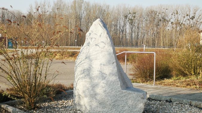 Parkplatz mit Steinbrunnen