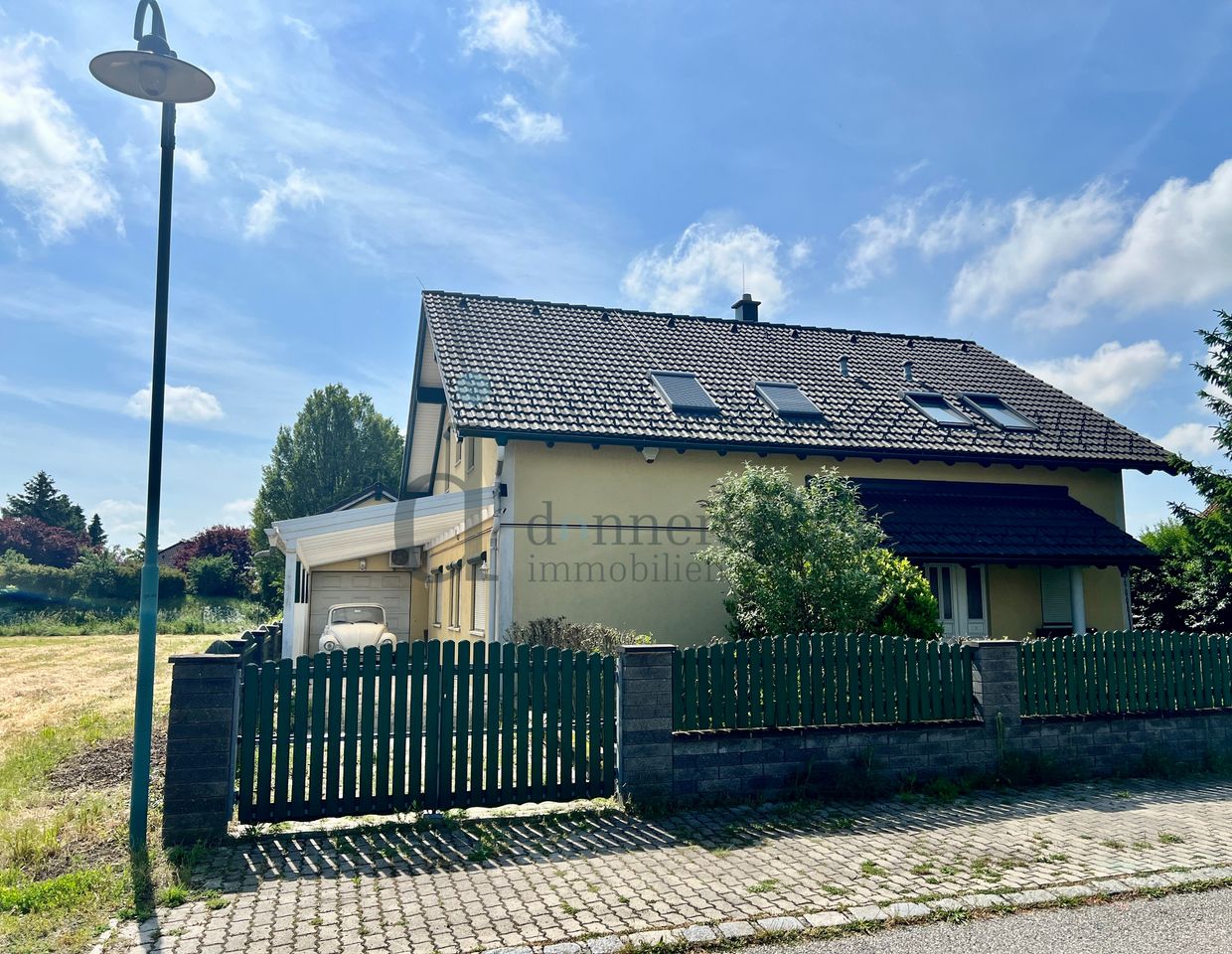 Modernes Einfamilienhaus in ruhiger Lage mit Garten und Pool