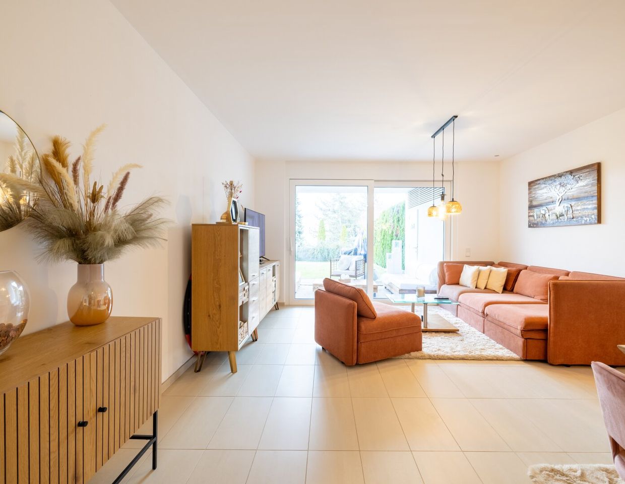 SEE und STYLE | Moderne teilmöblierte Gartenwohnung mit Tiefgarage