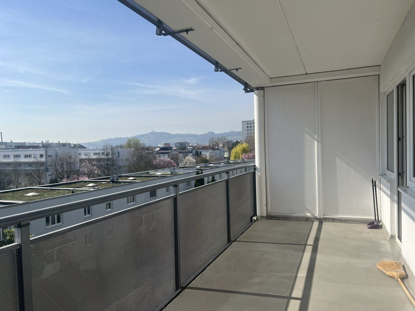 Charmante 2-Zimmer-Wohnung mit großer Loggia in Dornach€!