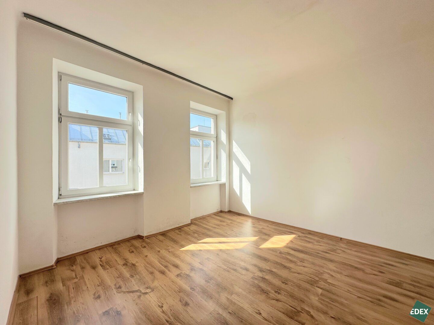 Sanierungsbedürftige 3-Zimmer Altbau-Wohnung mit Potenzial direkt bei der U-Bahn
