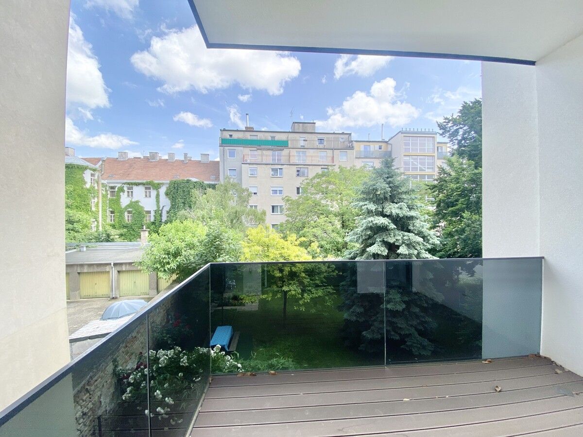 GRÜNBLICK - Balkonwohnung mit 3 Zimmer - Altbau reloaded mit Wärmepumpe und Freifläche
