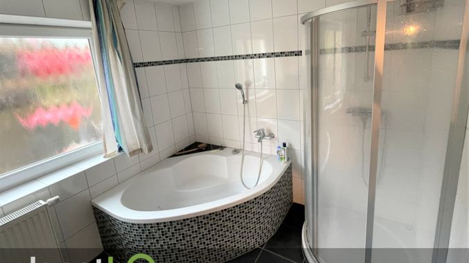 Badewanne und Dusche