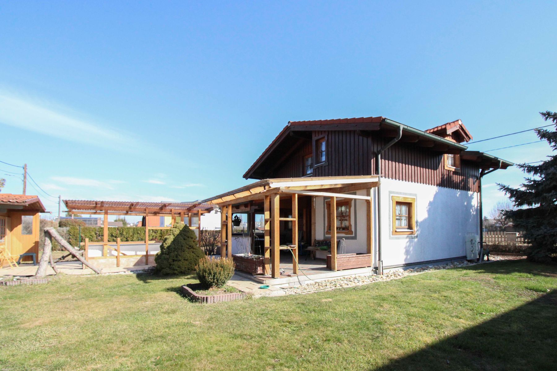 Kleingartenidylle im Landhausstil mit schönem Garten und Spa-Bereich!
