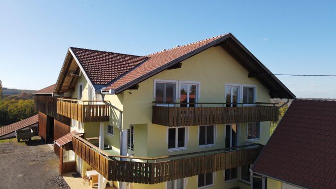 3 Haus mit Balkonen und Terrasse