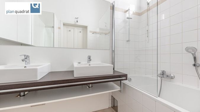 Badezimmer (mit zwei Waschbecken, Badewanne & Wa-Ma-Anschluss)