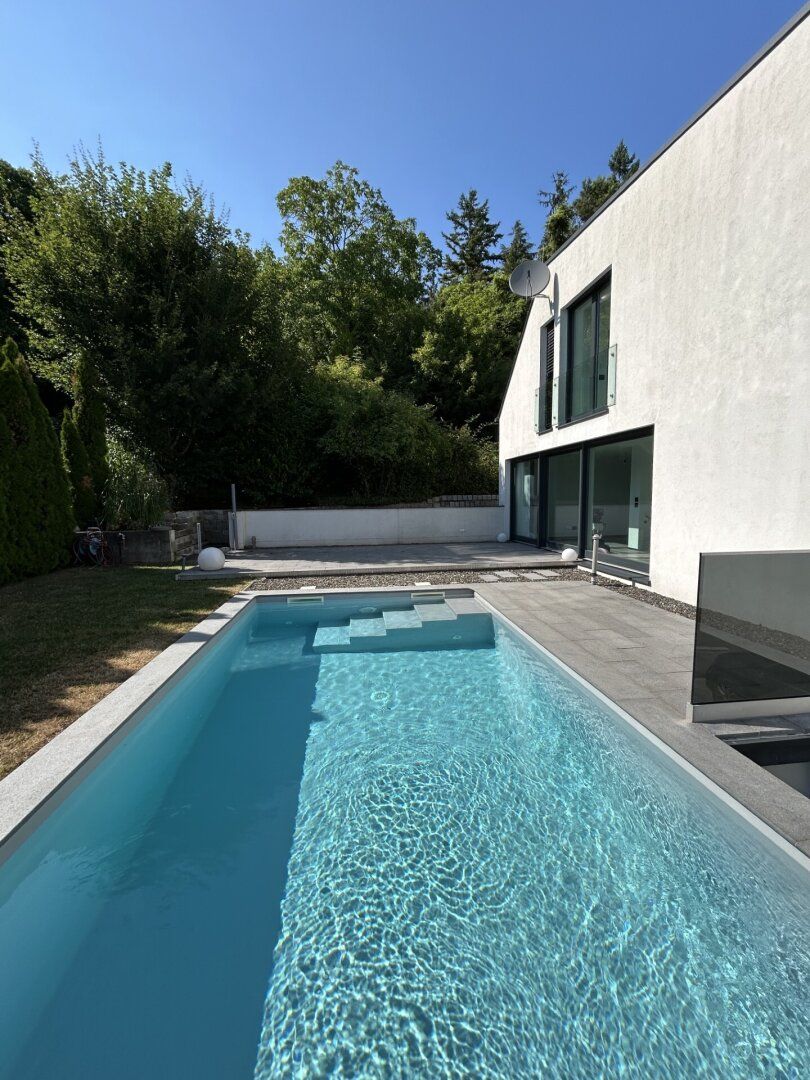 Modernes Haus mit Garten, Pool und Fernblick in Ruhelage