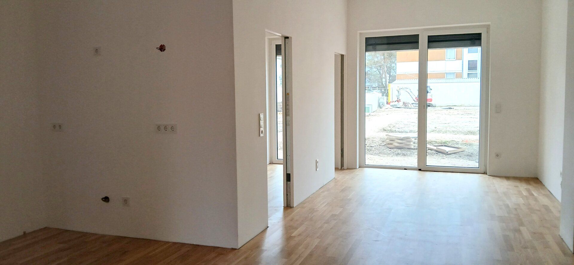 NEUBAU - ERSTBEZUG - Top 2 - Wunderschöne 2 Zimmerwohnung mit kleinem Garten, Terrasse und einem eigenen Tiefgaragenplatz - View 3