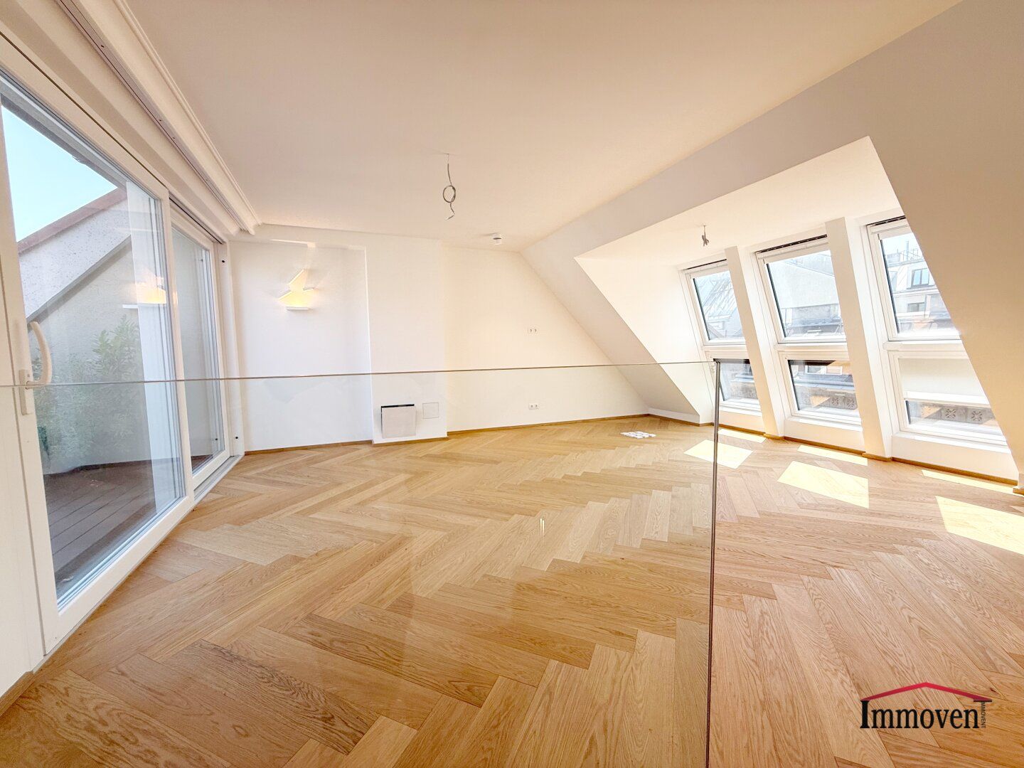 ERSTBEZUG - Exklusive Dachgeschossmaisonette mit 2 Freiflächen und Deckenkühlung in RUHELAGE!